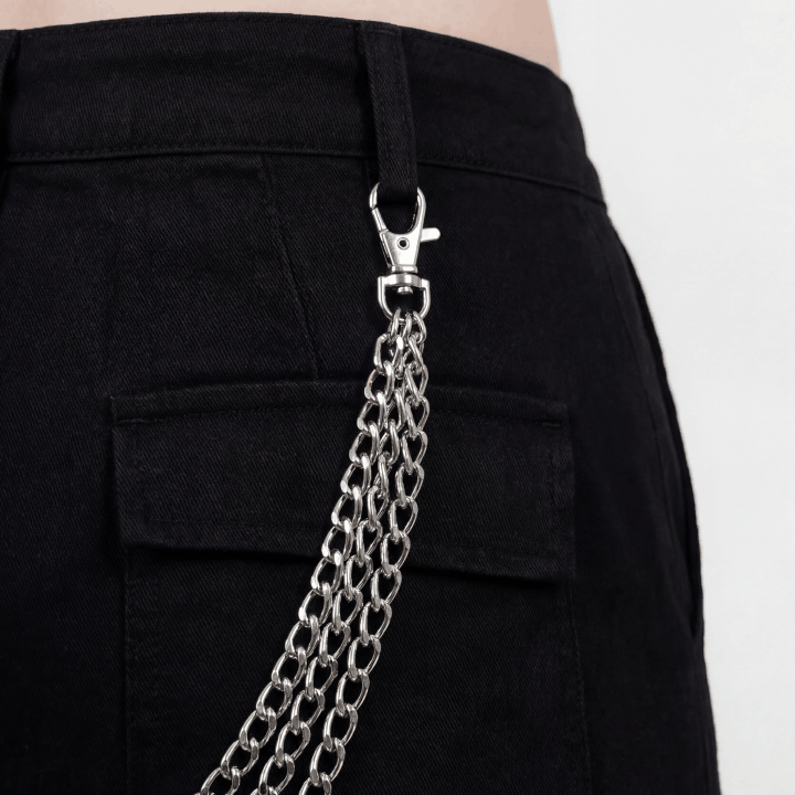 Detailed stainless steel triple wallet chain link texture